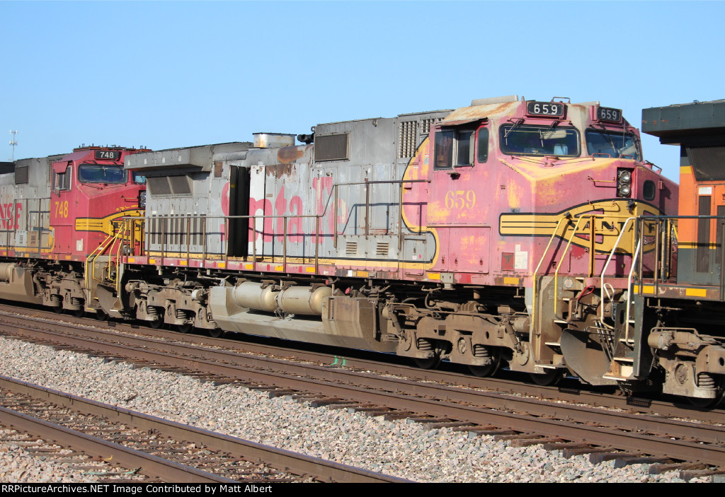 BNSF 659 looking very tired